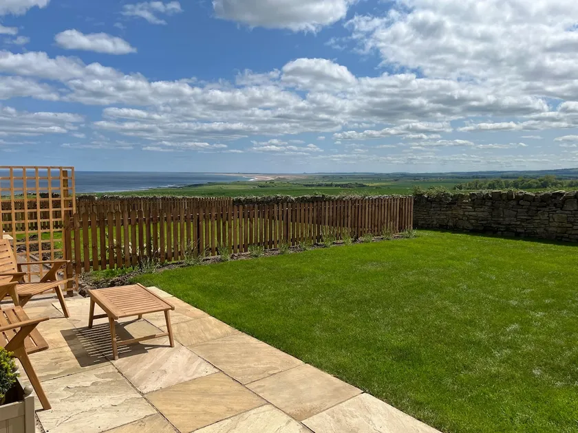 Coastal retreat with stunning sea views - 5 mins to the beach! - Image 1
