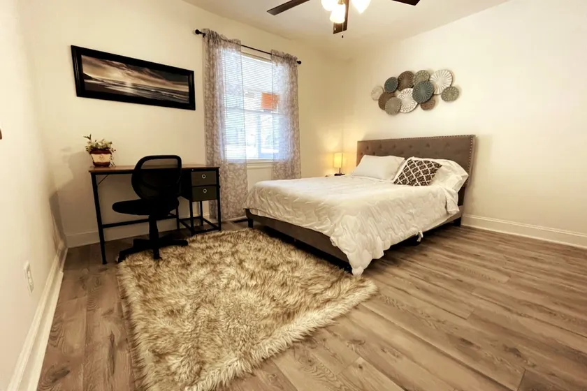[20] New! 2 beds with private fenced backyard - Image 1