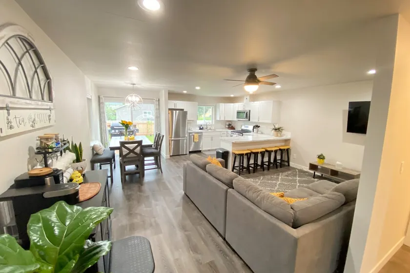 Huge Rental With No Chores! W/D, Garage & Office - Image 1