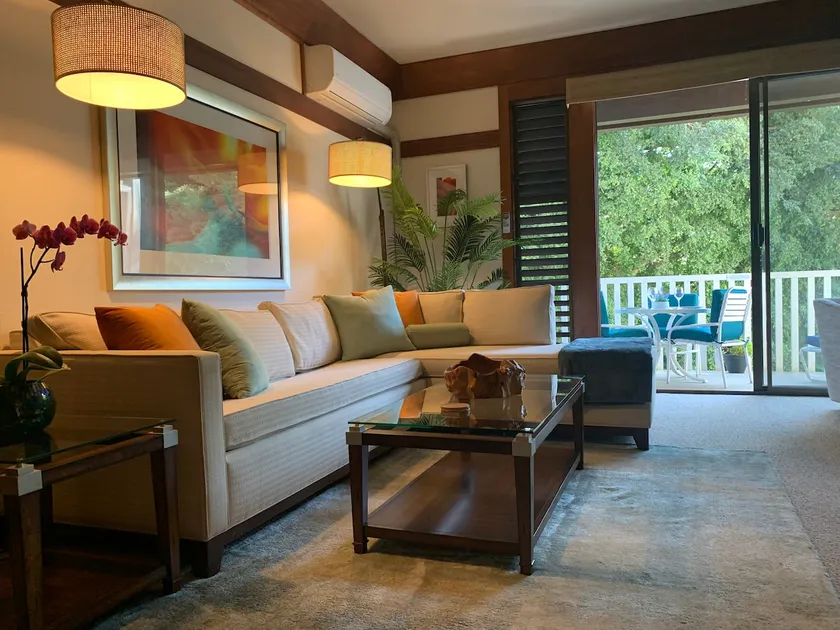 Elegant & Newly Renovated South Shore Condominium - Image 1