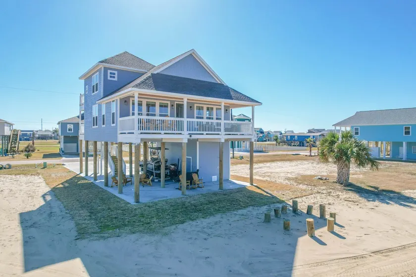 Fully fenced home w/ beautiful views and POOL! - Image 1