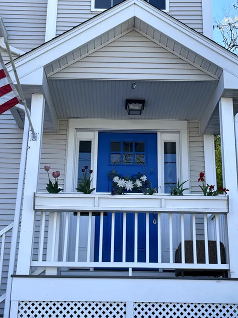 Bright & Cheery 4 Bedroom Home with Ocean Views - Image 1