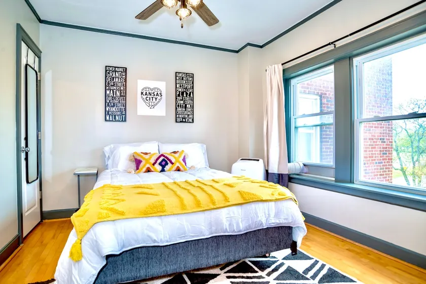 The Nelson & Plaza Condo w/ free parking! - Image 1