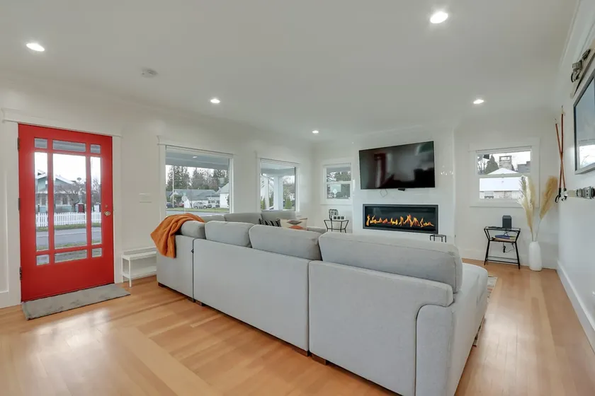 Cheerful 6-bedroom/4-bath residential home! - Image 1