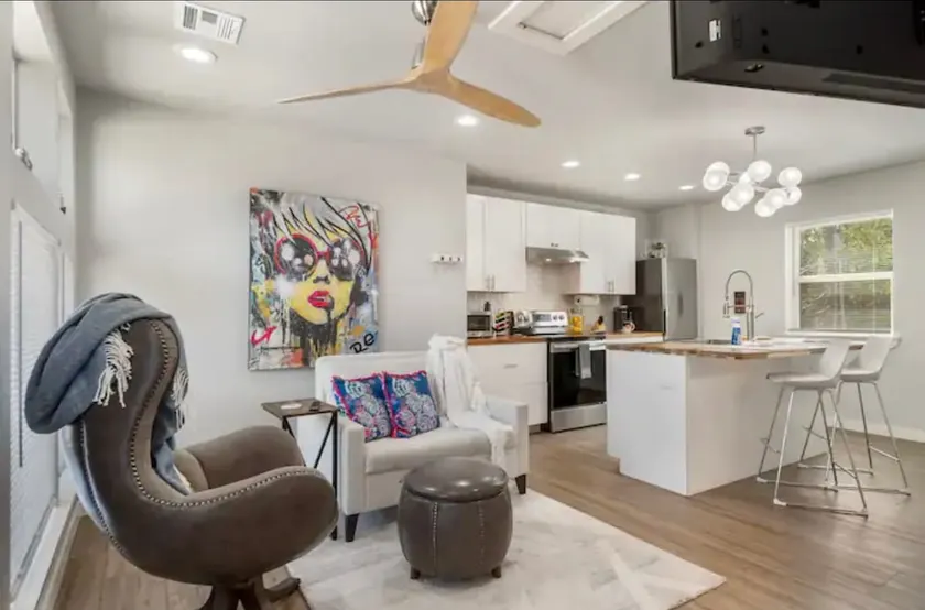 Uncontainable Style-Sleeps 7 - Image 1