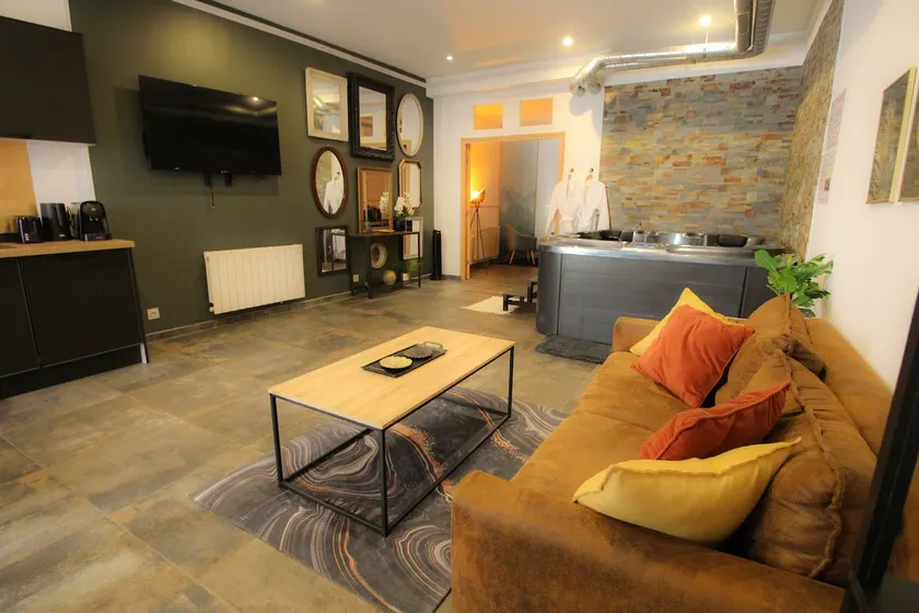 (B7) Romantic Loft with Spa – Heart of Angoulême - Image 1