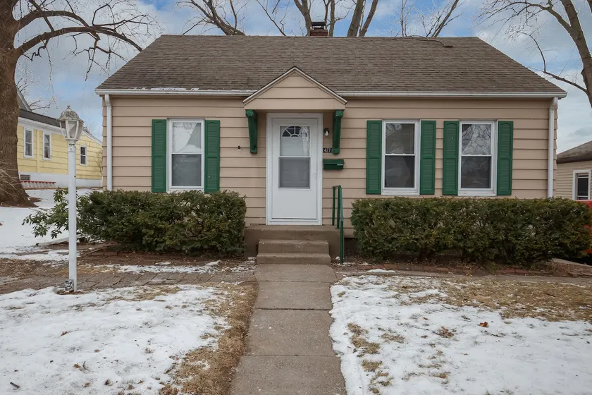 Convenient comfortable -2BR, 1B Bettendorf Home - Image 1