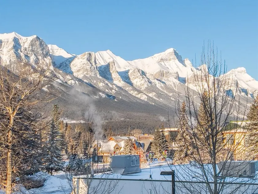 Incredible Mountain View Townhouse Sleep 6 PPL in DT Canmore w/ AC & UG Parking - Image 1