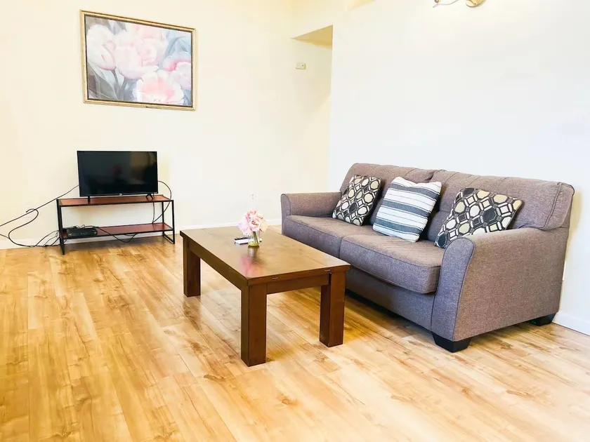 High ceiling 2BR/1BA house with AC free Laundry - Image 1