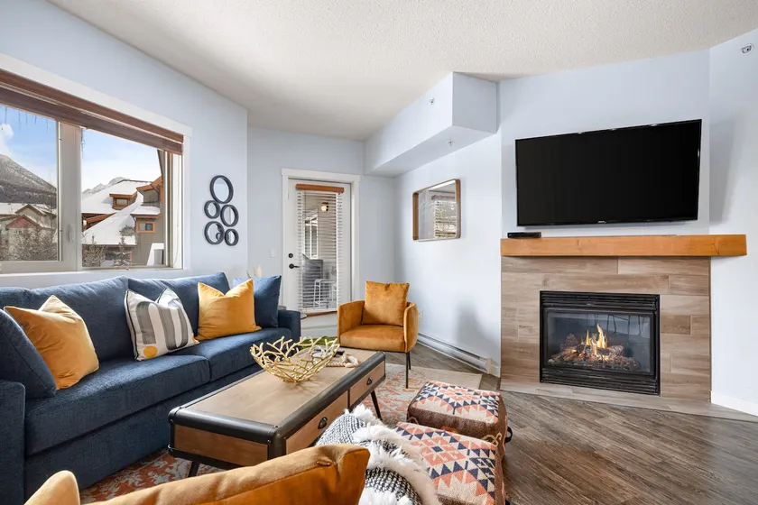 Charming 3BR w/ Pool and Hot tub in Canmore - Image 1