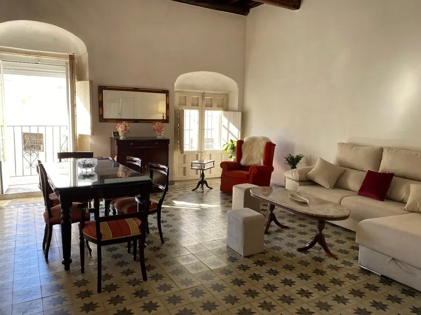 Large 300 sq. meter manor house in the historic center - Image 1