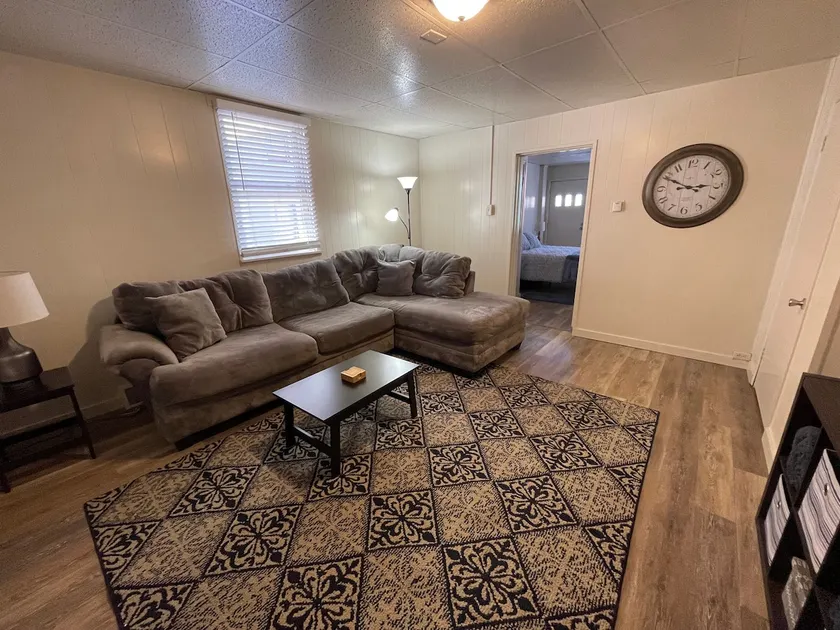 Lovely South Side spacious 1 Bedroom with parking - Image 1