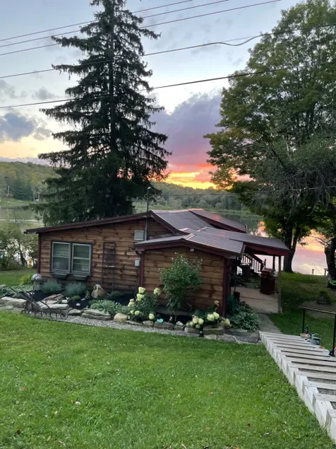 The Samrose Lake Cottage - Image 1