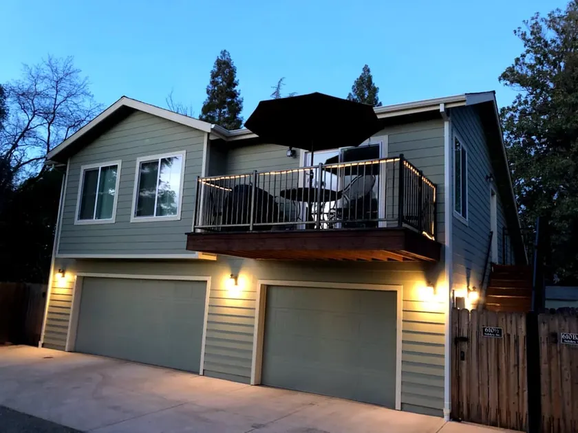 New Sunset Loft Guest House-Old Folsom-Kind Bed - Image 1