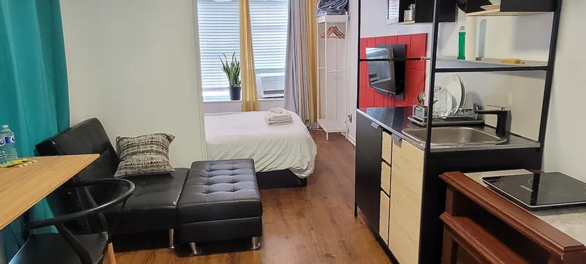 AKSUM- Location! Lovely Studio, Ensuite Shower, AC - Image 1