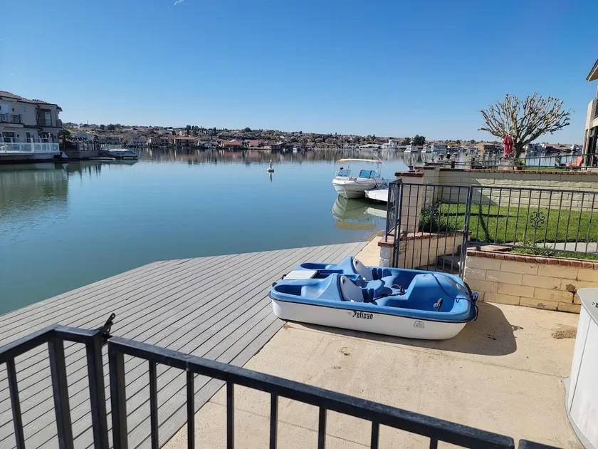 Serene lakefront property with 5 bedrooms, 3 baths - Image 1