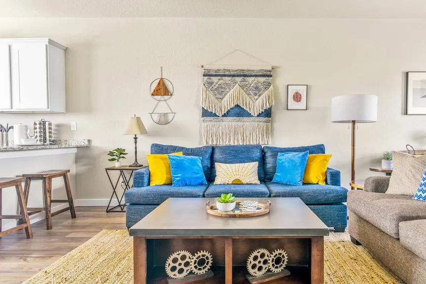 Charming Townhouse! Near Six Flags/Sea World/UTSA! - Image 1