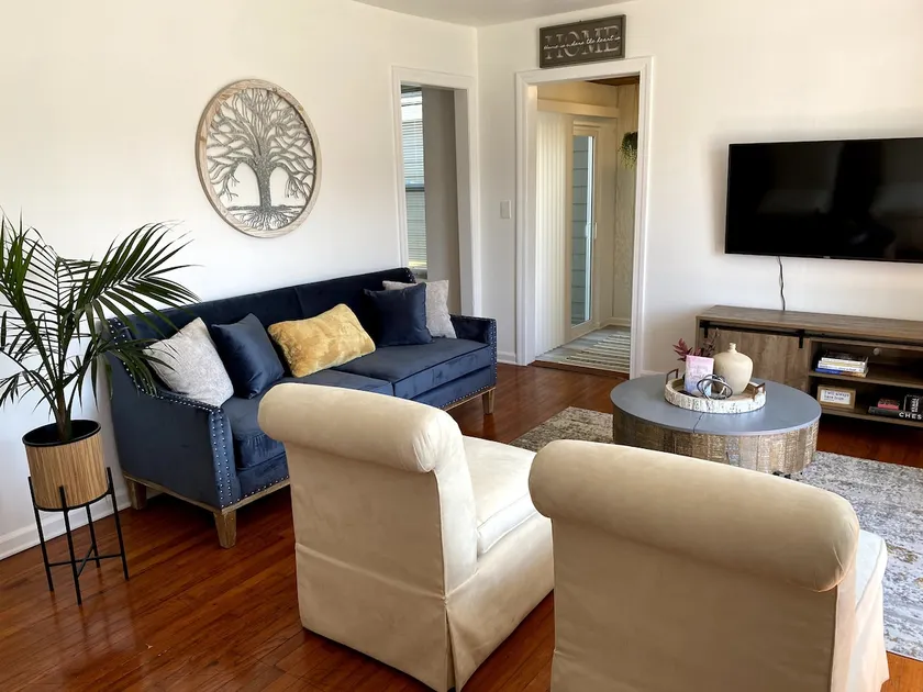 Cosy Farmhouse Style Home Near Airport - Image 1