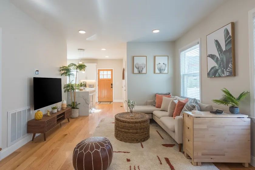 Airy Downtown 1BR w/ Parking - Image 1