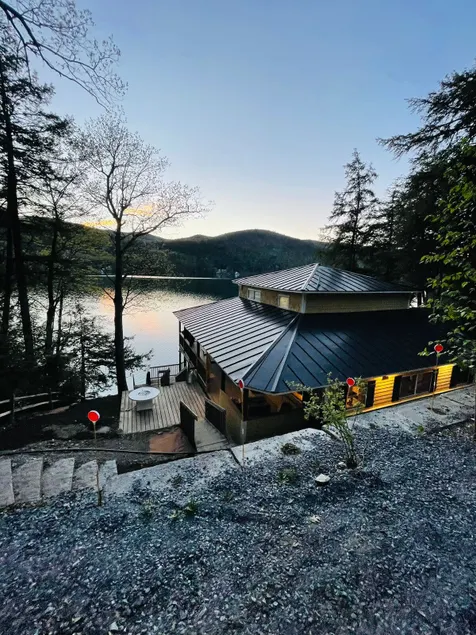 Cheerful waterfront 4 bedroom brand new Lake Cottage - Image 1