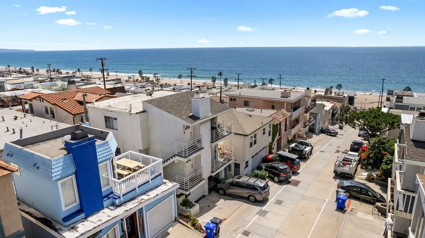 2 BD/2 BTH Steps To The Beach: 3 Parking Spots - Image 1