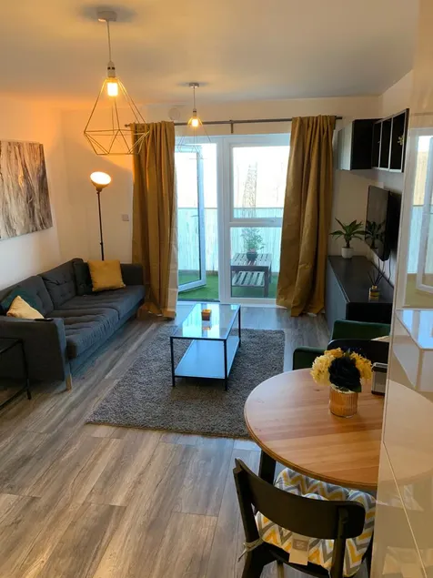 Lovely 1-bed serviced apartment with free parking - Image 1