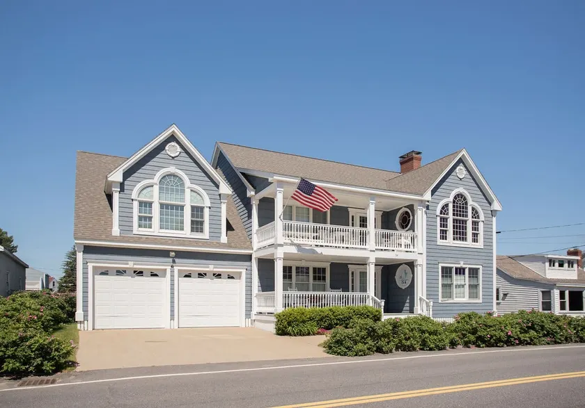 Amazing Beach House! 5 Bedroom across the Ocean! - Image 1