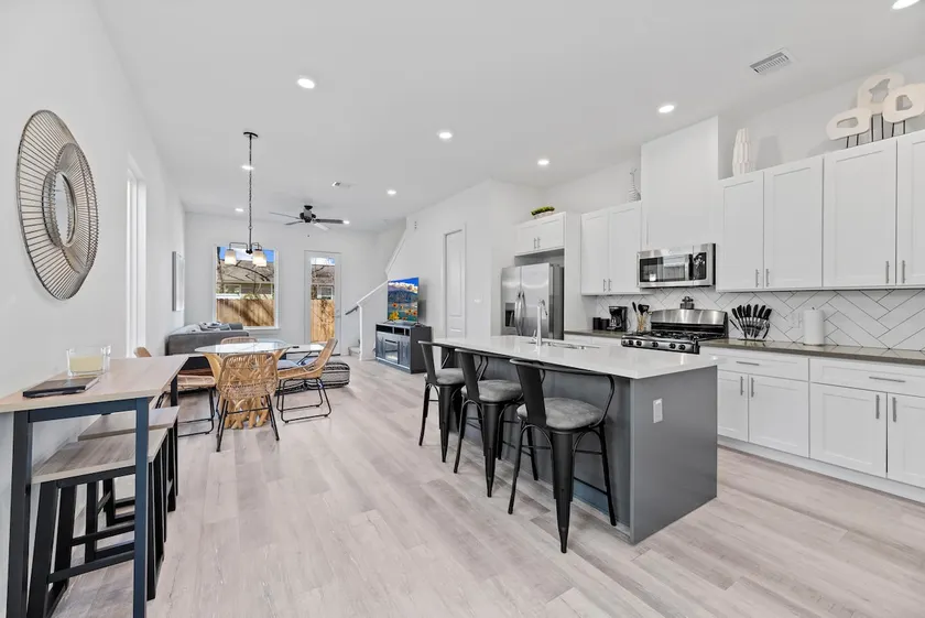 2 story | 3BR | Gated w/ backyard | Sleeps 7 - Image 1