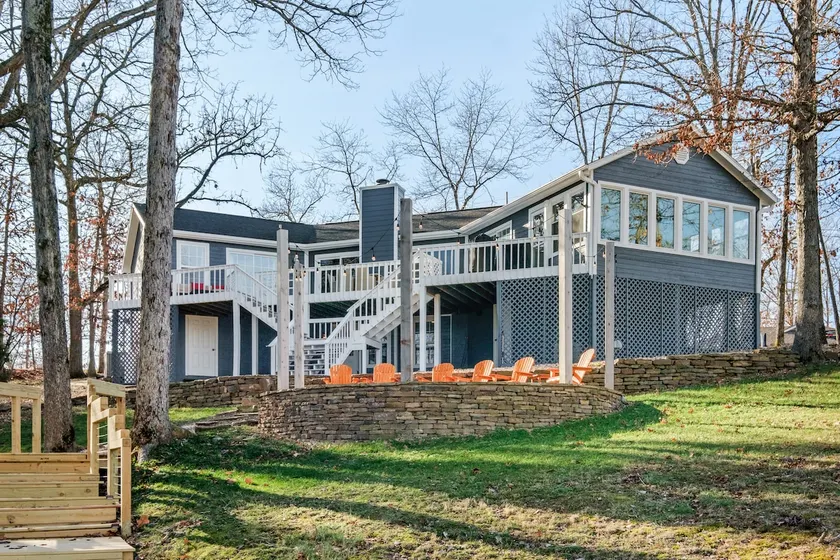 Lost Paddle Lakefront Getaway: bike, kayak, fish, golf, and more. - Image 1