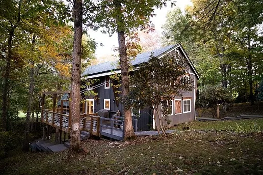 Caddies Creekside Lodge - Image 1