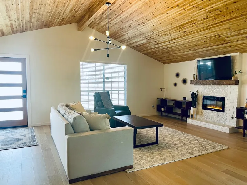 Charming Midcentury Dream Home - Image 1