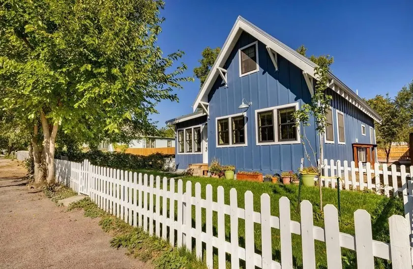 Blossom Availability-Cozy Blue House on Barr - Image 1