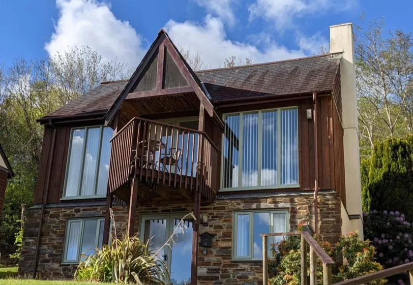 Luxurious 2 bed lodge in tranquil woodland setting - Image 1