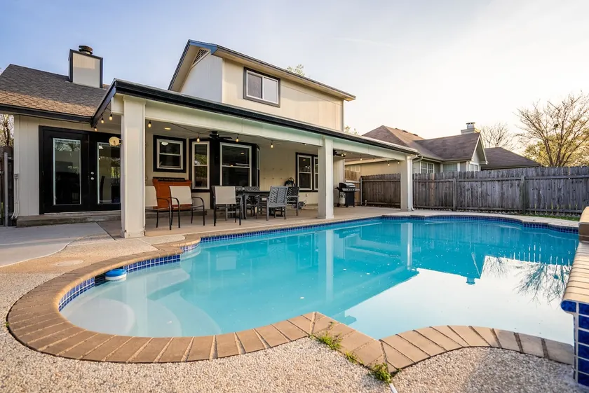 Private Pool/Yard - Spacious, Clean 3 Bdrm Home - Image 1