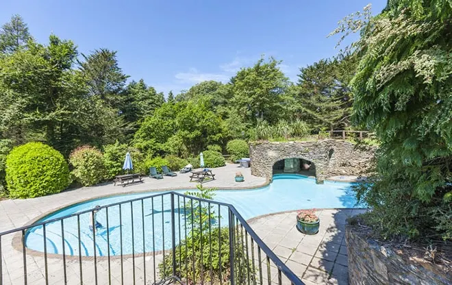 Stylish 2 bed cottage with indoor and outdoor pool - Image 1