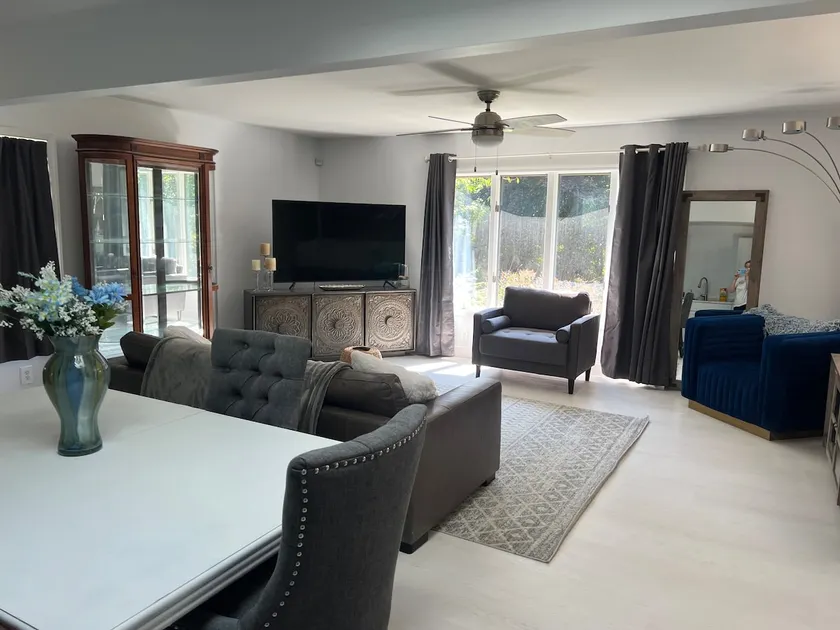 Modern farmhouse with 3 bedrooms and a small lake - Image 1