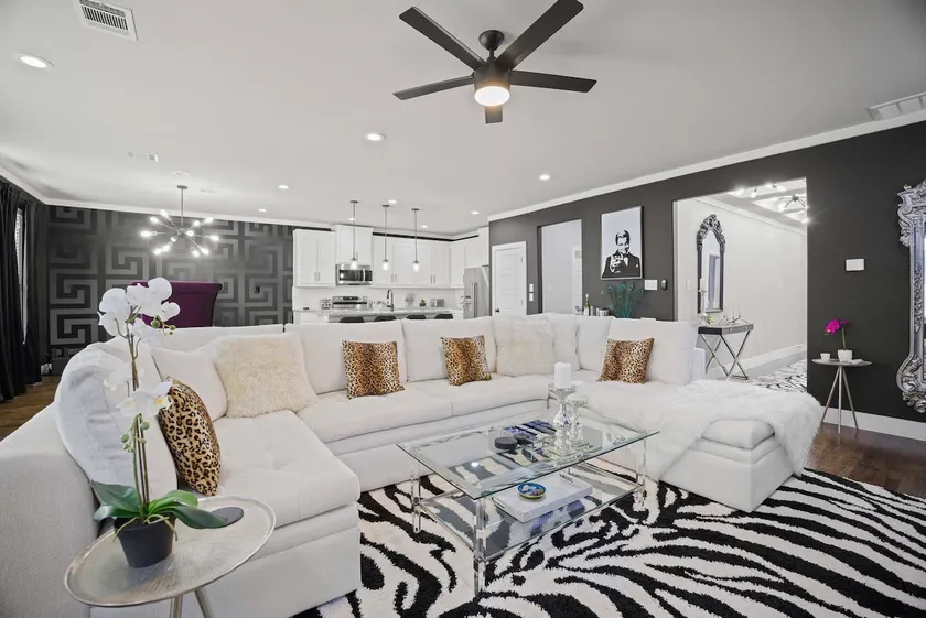 Queen's Landing Luxe New Glam Home in Dallas - Image 1