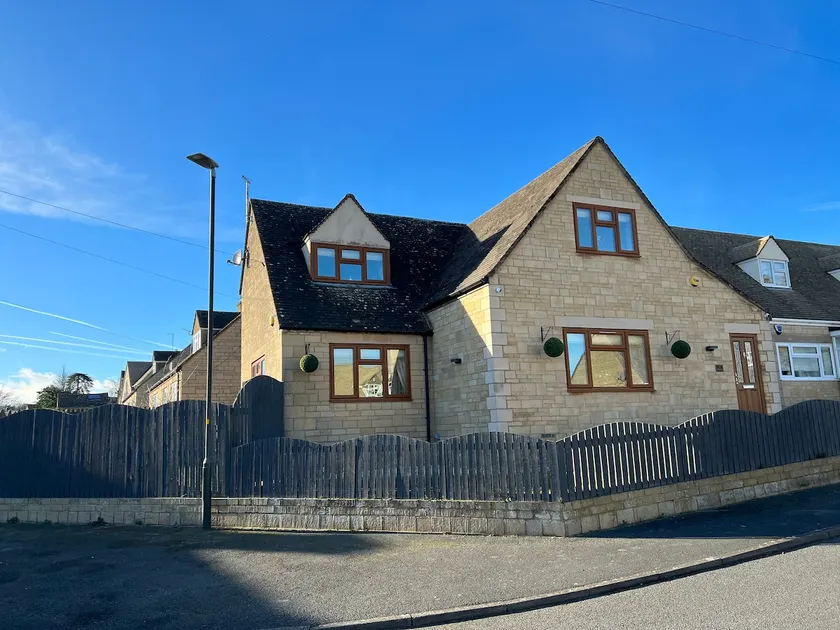Luxurious 4 bedroom home in the heart of the Cotswolds with Hot Tub! - Image 1