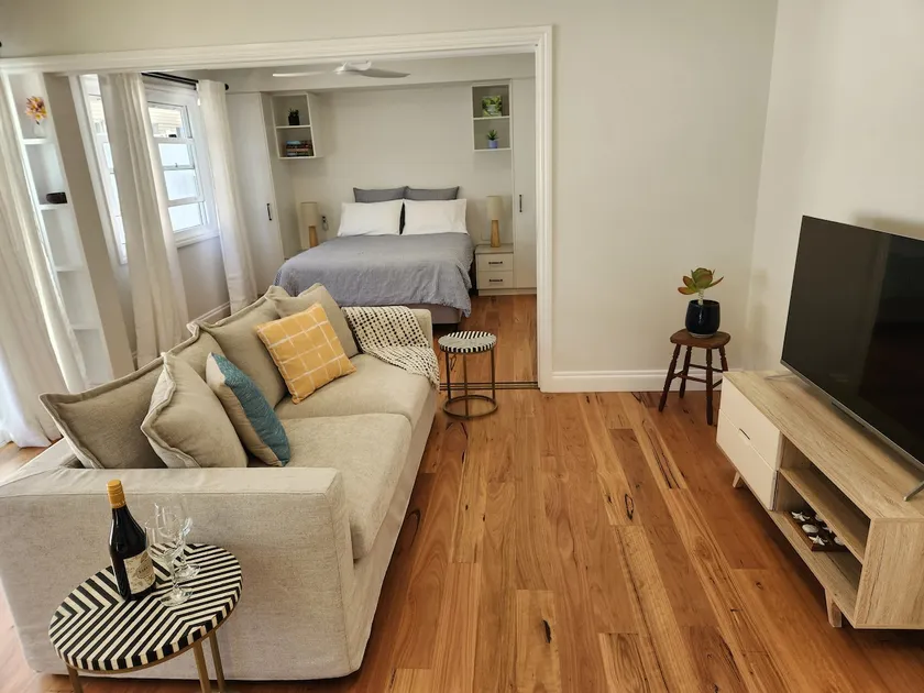 Luxe studio in downtown Lennox - Image 1