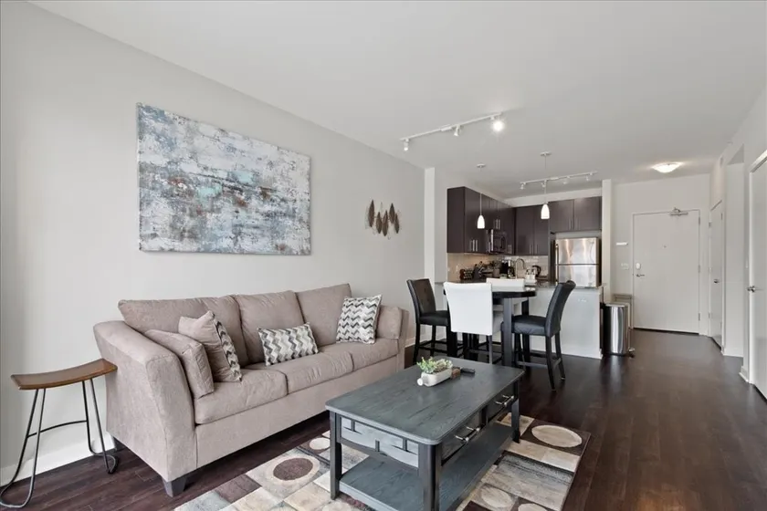 \"Joy of Evanston\" 1BDR, KING EXEC Suite, pool+Gym - Image 1