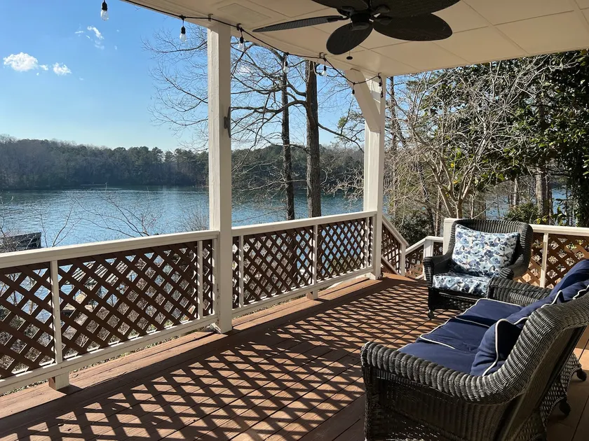 Stunning Lake Chalet close to Margaritaville & Aqualand - Image 1