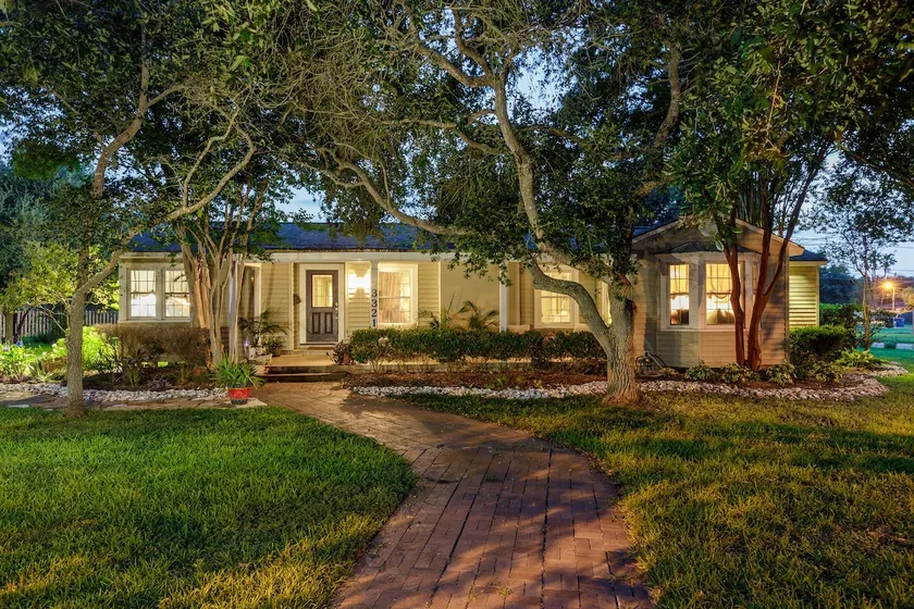 Charming Historic Cottage • Near Ocean Drive - Image 1
