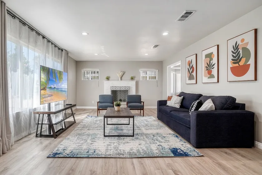 Newly Remodeled 2B/2.5BA Home 30 min from LAX - Image 1