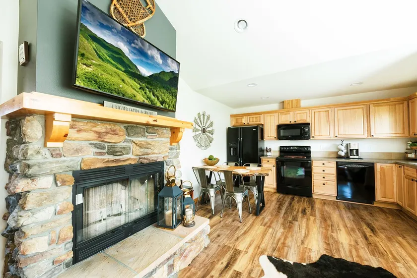 High Pine Loft: Wifi-Fireplace-Close to Lake! - Image 1