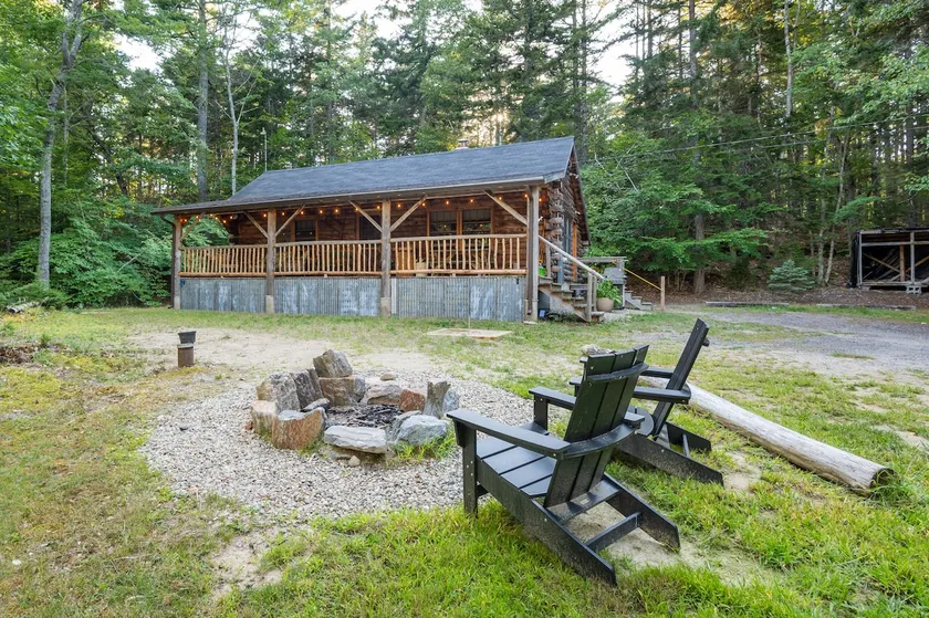 Cozy log cabin on private pond, near Reid St Park! - Image 1