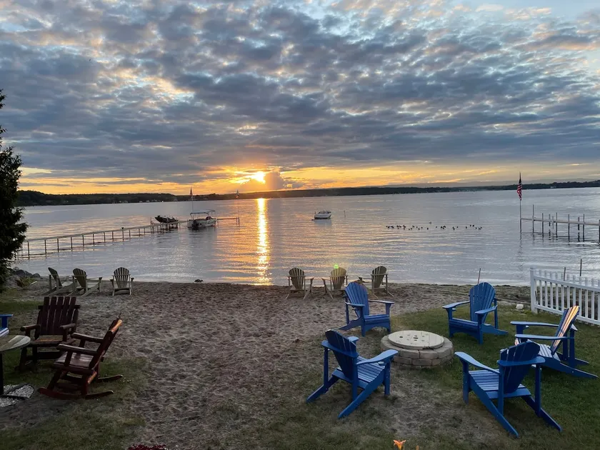 Cozy beachfront 3 bedroom cottage getaway. - Image 1