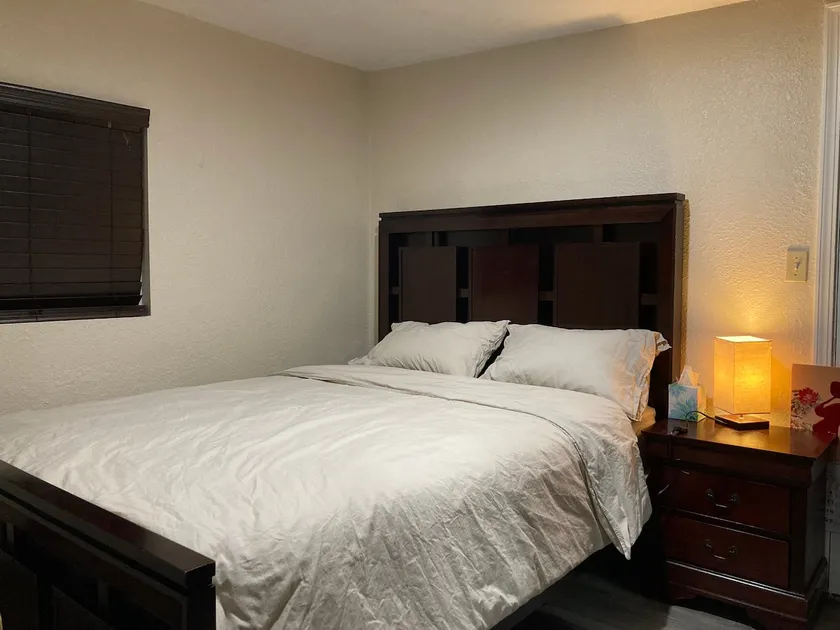 Private access, one bedroom, one living room, one bathroom, one kitchen 1B1B - Image 1