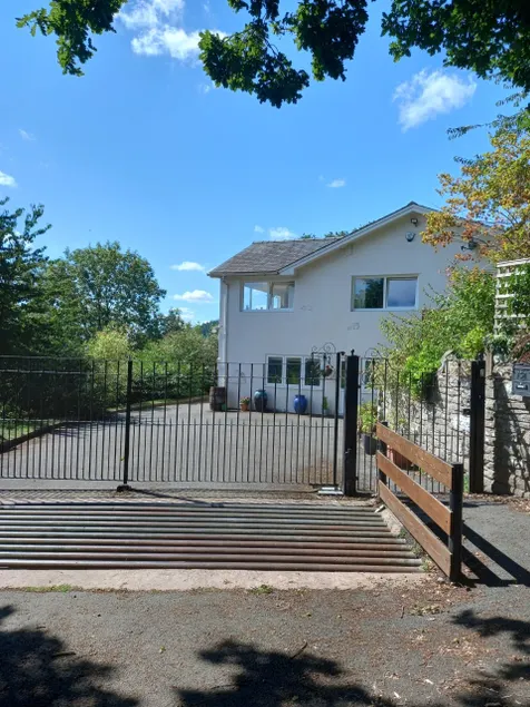 Lovely flat, pet friendly, great views, parking - Image 1