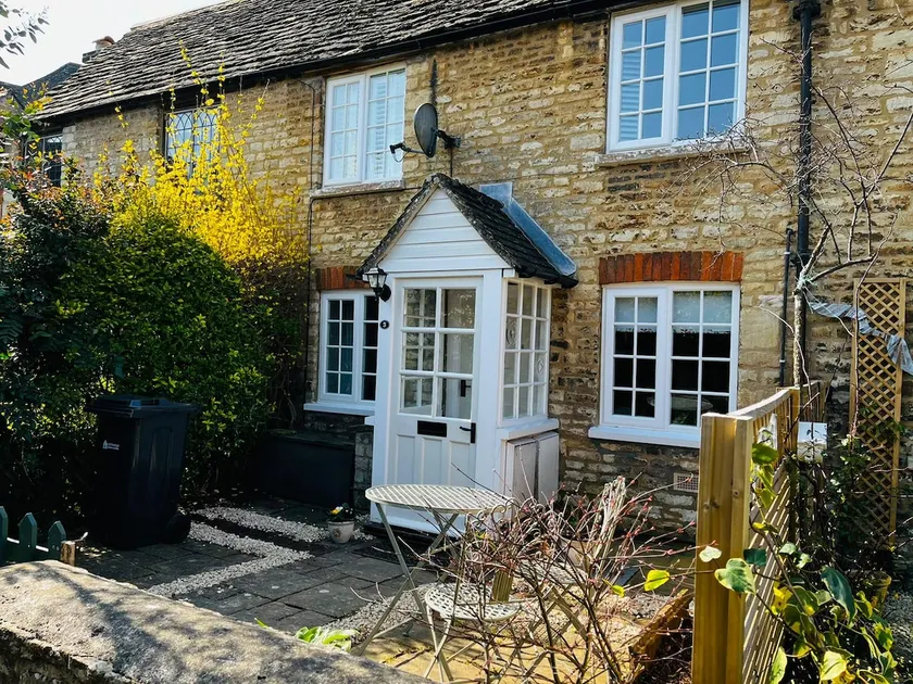 Cosy Cotswold Mews Cottage In Central Cirencester - Image 1