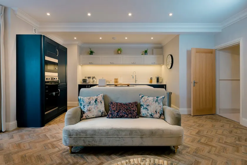 WOW! Spacious 3-bedroom flat perfectly located - Image 1
